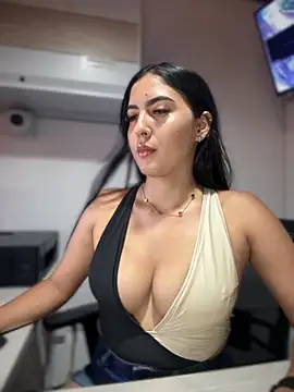 Snapshot of MarianaBenz chatting on 10.04.25 MarianaBenz online show from 10.04.25