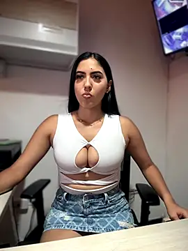 Snapshot of MarianaBenz chatting on 10.05.25 MarianaBenz online show from 10.05.25