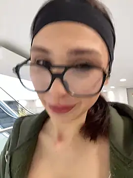 Snapshot of QuitieLia chatting on 01.08.25 QuitieLia online show from 01.08.25