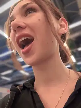 Snapshot of QuitieLia chatting on 09.21.25 QuitieLia online show from 09.21.25