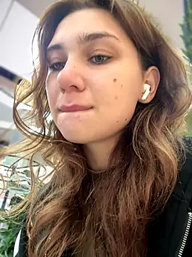 Snapshot of QuitieLia chatting on 09.28.25 QuitieLia online show from 09.28.25