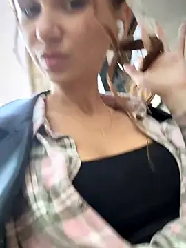 Snapshot of QuitieLia chatting on 10.08.25 QuitieLia online show from 10.08.25