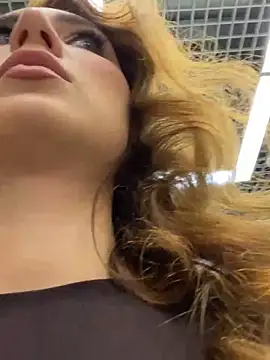 Snapshot of QuitieLia chatting on 11.04.25 QuitieLia online show from 11.04.25