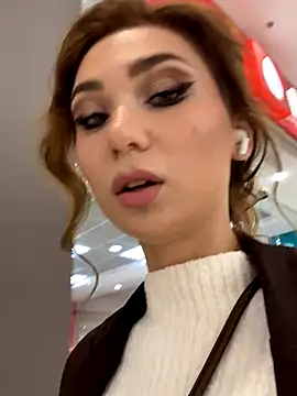 Snapshot of QuitieLia chatting on 11.06.25 QuitieLia online show from 11.06.25