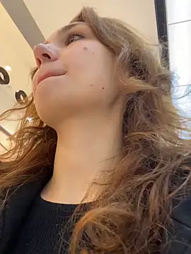 Snapshot of QuitieLia chatting on 11.07.25 QuitieLia online show from 11.07.25