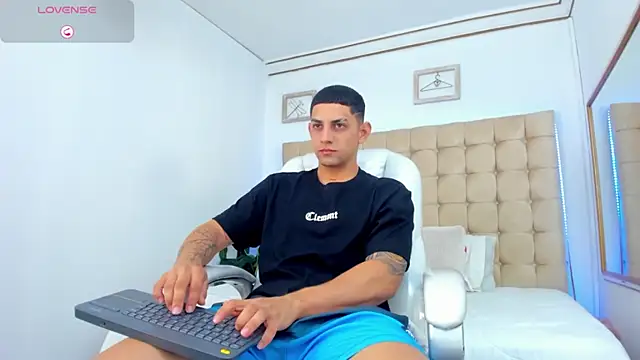 Snapshot of Alex_cute77 chatting on 09.30.25 Alex cute77 online show from 09.30.25