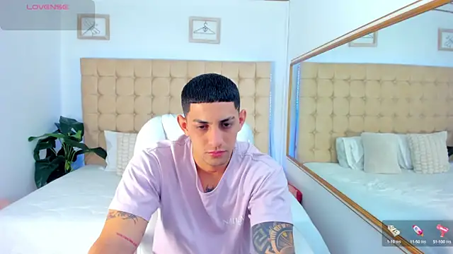 Snapshot of Alex_cute77 chatting on 10.01.25 Alex cute77 online show from 10.01.25