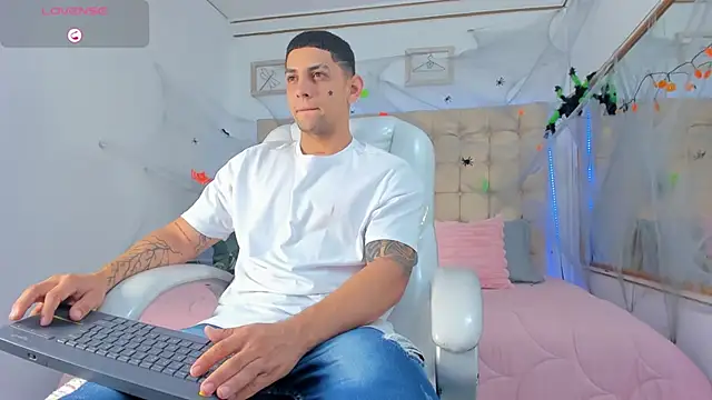 Snapshot of Alex_cute77 chatting on 10.03.25 Alex cute77 online show from 10.03.25