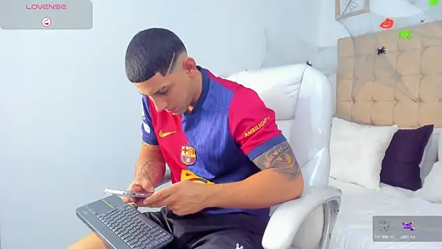 Snapshot of Alex_cute77 chatting on 10.04.25 Alex cute77 online show from 10.04.25