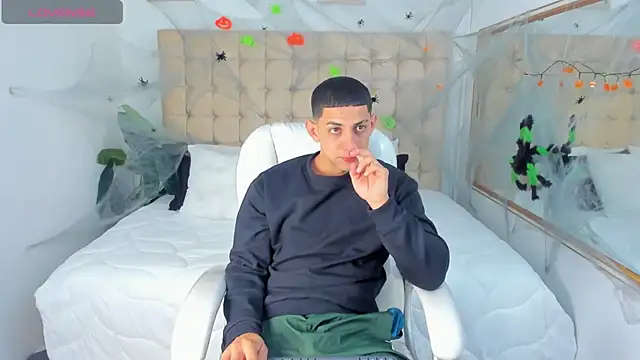 Snapshot of Alex_cute77 chatting on 10.06.25 Alex cute77 online show from 10.06.25