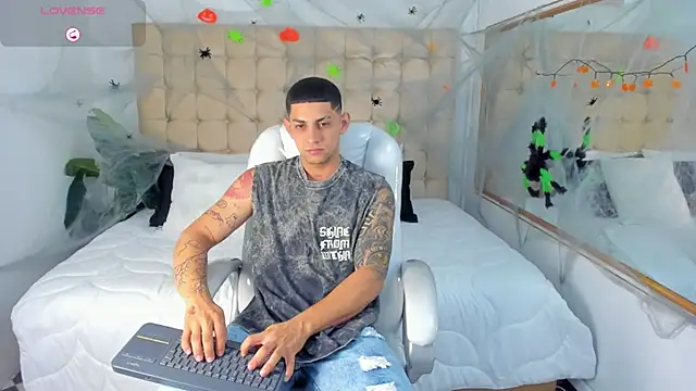 Snapshot of Alex_cute77 chatting on 10.07.25 Alex cute77 online show from 10.07.25