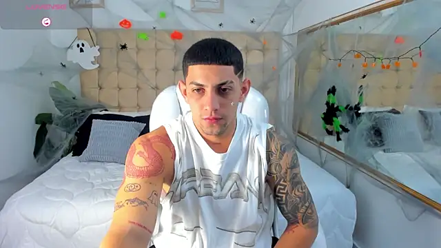 Snapshot of Alex_cute77 chatting on 10.08.25 Alex cute77 online show from 10.08.25