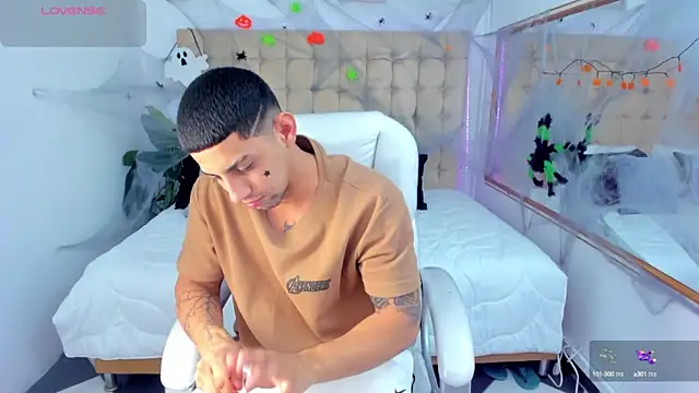 Snapshot of Alex_cute77 chatting on 10.10.25 Alex cute77 online show from 10.10.25