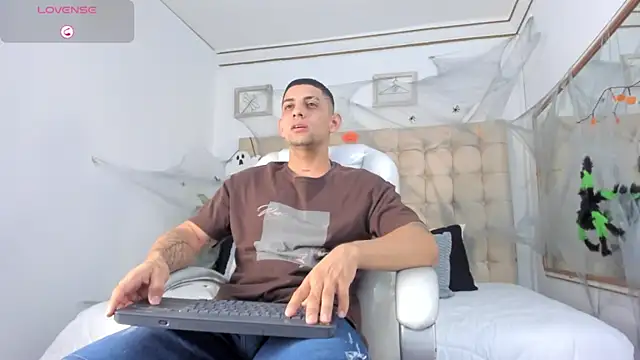 Snapshot of Alex_cute77 chatting on 10.15.25 Alex cute77 online show from 10.15.25