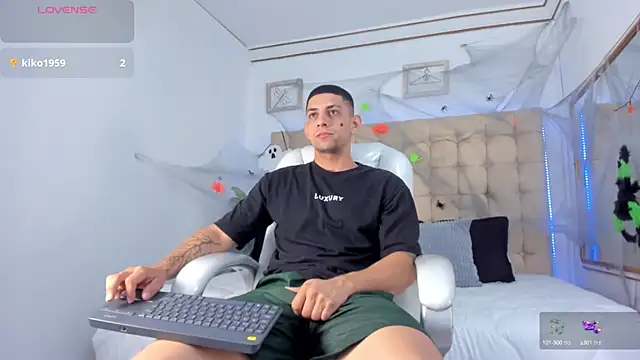 Snapshot of Alex_cute77 chatting on 10.16.25 Alex cute77 online show from 10.16.25