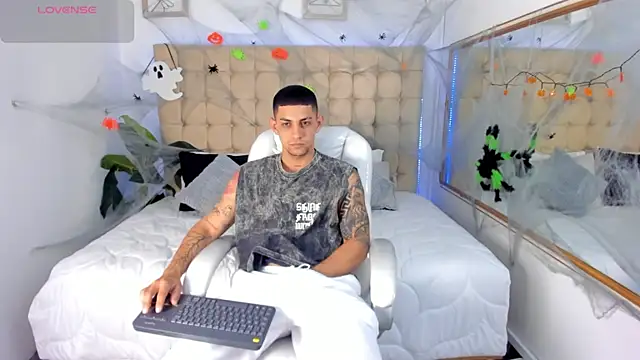 Snapshot of Alex_cute77 chatting on 10.17.25 Alex cute77 online show from 10.17.25