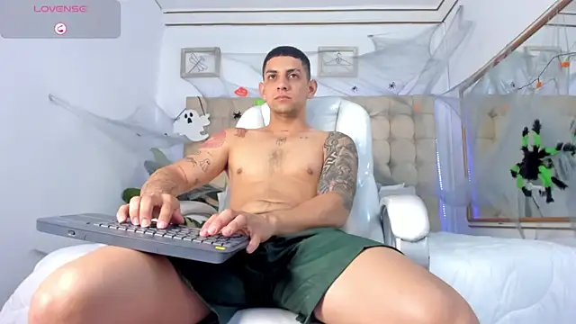 Snapshot of Alex_cute77 chatting on 10.21.25 Alex cute77 online show from 10.21.25