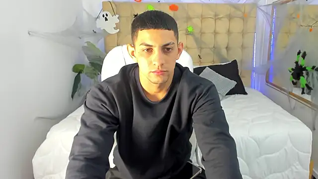 Snapshot of Alex_cute77 chatting on 10.22.25 Alex cute77 online show from 10.22.25