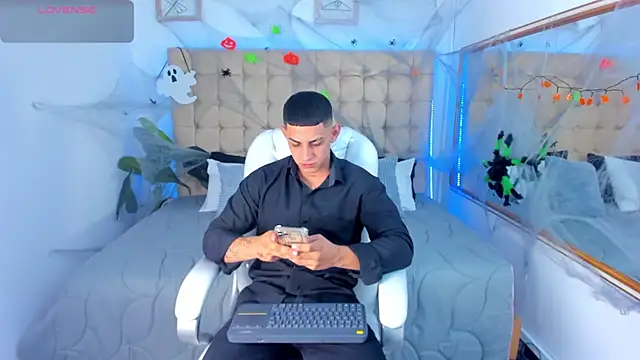 Snapshot of Alex_cute77 chatting on 10.25.25 Alex cute77 online show from 10.25.25