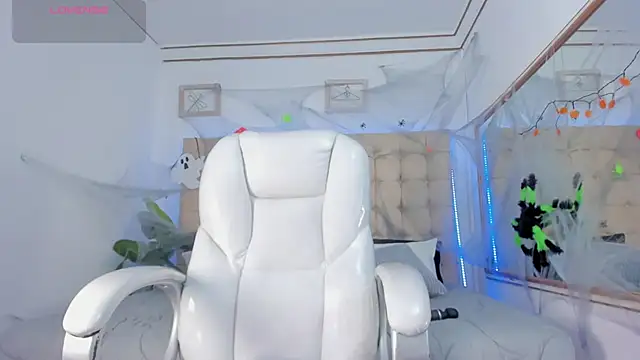 Snapshot of Alex_cute77 chatting on 10.28.25 Alex cute77 online show from 10.28.25