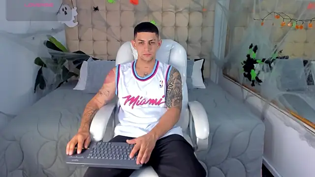 Snapshot of Alex_cute77 chatting on 10.29.25 Alex cute77 online show from 10.29.25