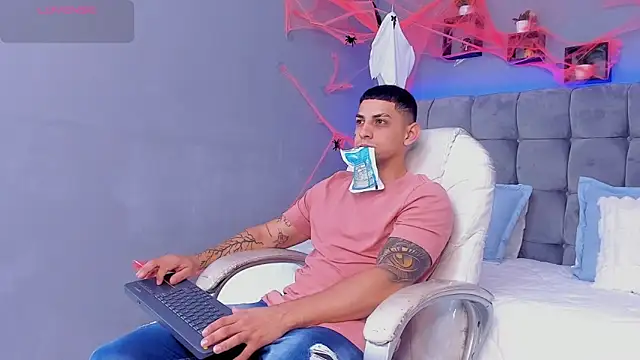 Snapshot of Alex_cute77 chatting on 10.30.25 Alex cute77 online show from 10.30.25