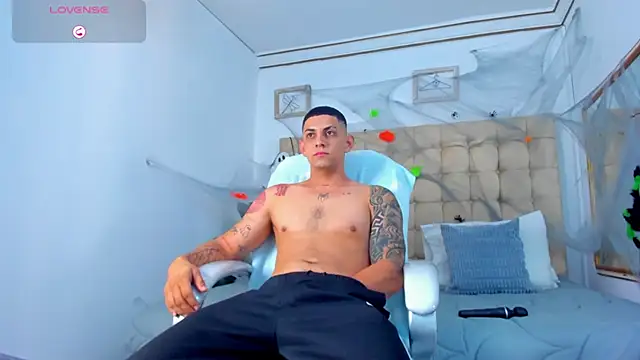 Snapshot of Alex_cute77 chatting on 11.01.25 Alex cute77 online show from 11.01.25