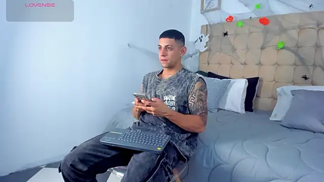 Snapshot of Alex_cute77 chatting on 11.04.25 Alex cute77 online show from 11.04.25