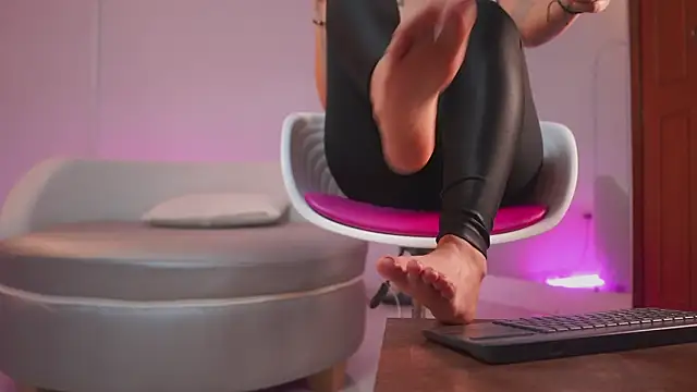 Snapshot of mia_colin1_ chatting on 10.14.25 mia colin1 online show from 10.14.25