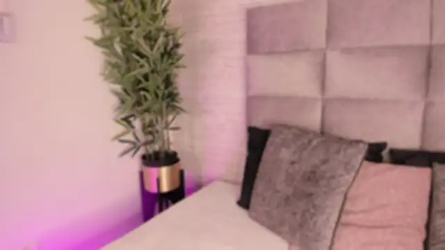 Snapshot of mia_crawford chatting on 10.21.25 mia crawford online show from 10.21.25