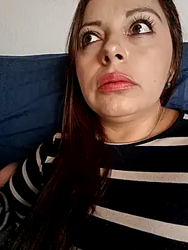 Snapshot of seherlatin chatting on 10.18.25 seherlatin online show from 10.18.25