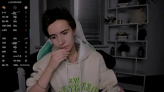 Snapshot of _Rein_ramm chatting on 10.14.25 Rein ramm online show from 10.14.25