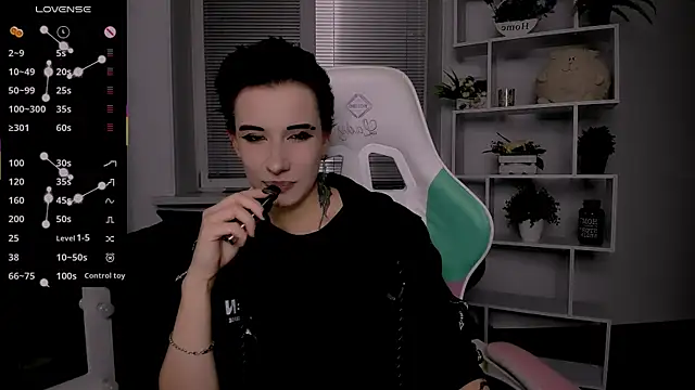 Snapshot of _Rein_ramm chatting on 10.25.25 Rein ramm online show from 10.25.25