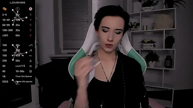 Snapshot of _Rein_ramm chatting on 10.28.25 Rein ramm online show from 10.28.25