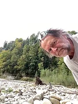 Snapshot of artXhibitor chatting on 10.07.25 artXhibitor online show from 10.07.25