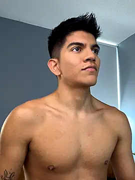 Snapshot of santiago_01 chatting on 10.25.25 santiago 01 online show from 10.25.25