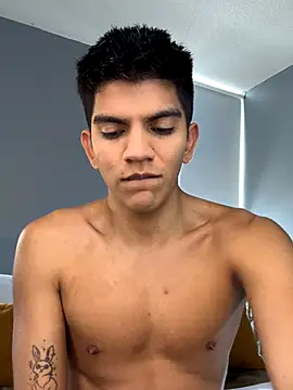 Snapshot of santiago_01 chatting on 10.28.25 santiago 01 online show from 10.28.25