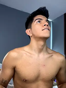 Snapshot of santiago_01 chatting on 10.29.25 santiago 01 online show from 10.29.25