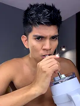 Snapshot of santiago_01 chatting on 11.05.25 santiago 01 online show from 11.05.25