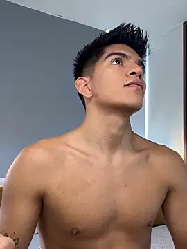 Snapshot of santiago_01 chatting on 11.13.25 santiago 01 online show from 11.13.25