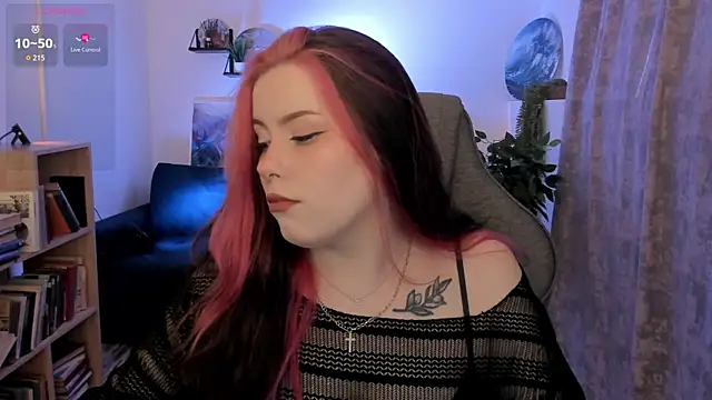 Snapshot of CoralineKeyns chatting on 05.19.26 CoralineKeyns online show from 05.19.26