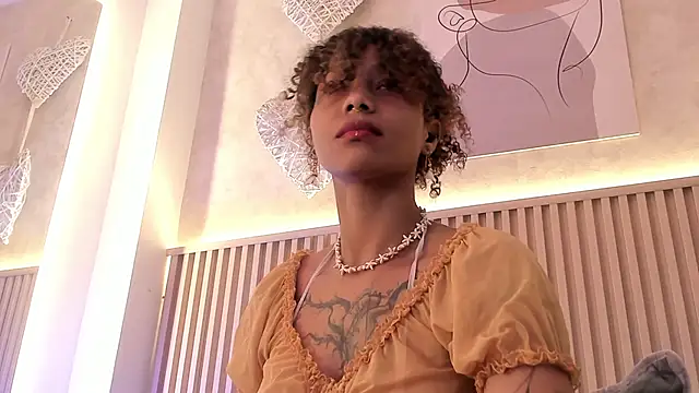 Snapshot of daiana_curly chatting on 10.12.25 daiana curly online show from 10.12.25