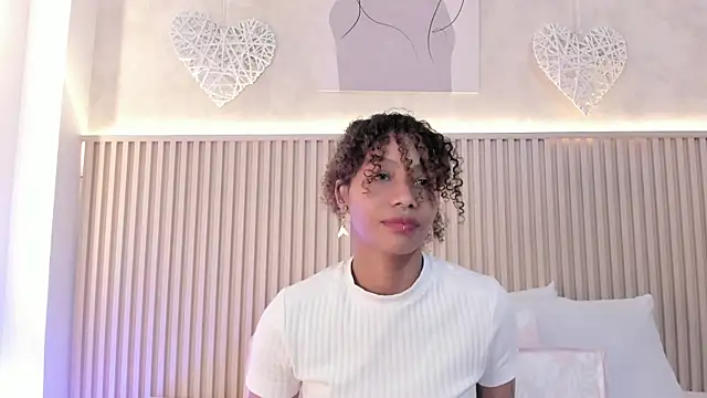 Snapshot of daiana_curly chatting on 10.24.25 daiana curly online show from 10.24.25