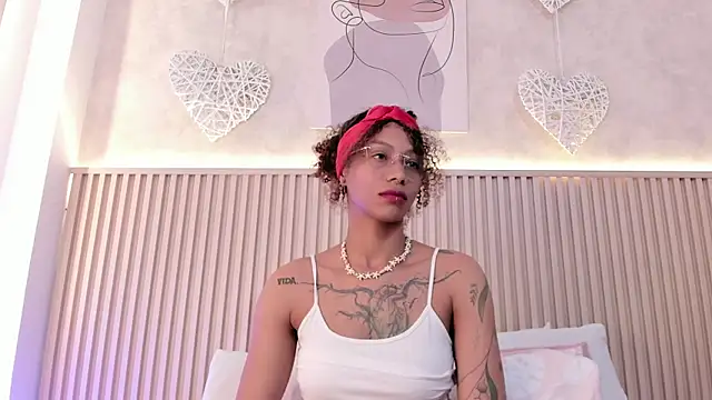 Snapshot of daiana_curly chatting on 10.25.25 daiana curly online show from 10.25.25