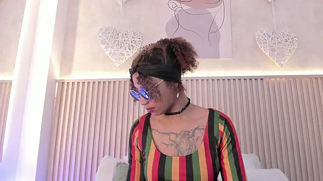 Snapshot of daiana_curly chatting on 10.26.25 daiana curly online show from 10.26.25