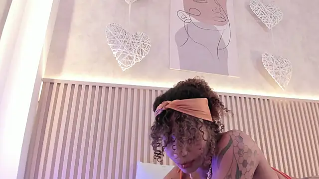 Snapshot of daiana_curly chatting on 10.27.25 daiana curly online show from 10.27.25