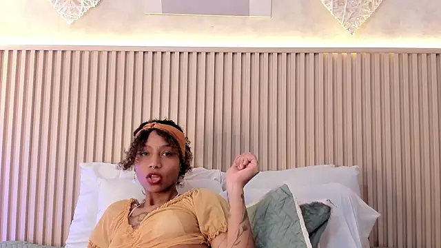 Snapshot of daiana_curly chatting on 11.07.25 daiana curly online show from 11.07.25