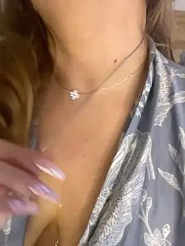 Snapshot of AurorHarris chatting on 11.17.25 AurorHarris online show from 11.17.25