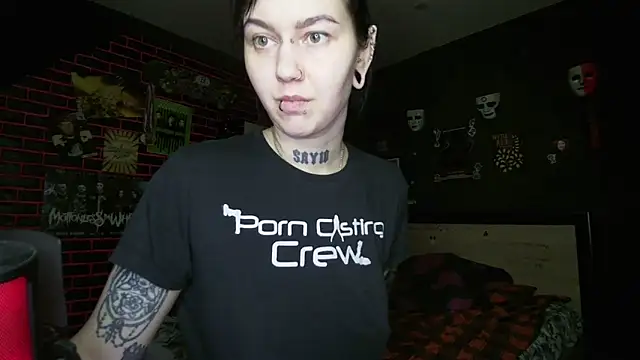 Snapshot of MoorderxDoll chatting on 04.17.26 MoorderxDoll online show from 04.17.26