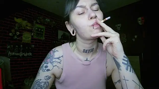 Snapshot of MoorderxDoll chatting on 04.19.26 MoorderxDoll online show from 04.19.26